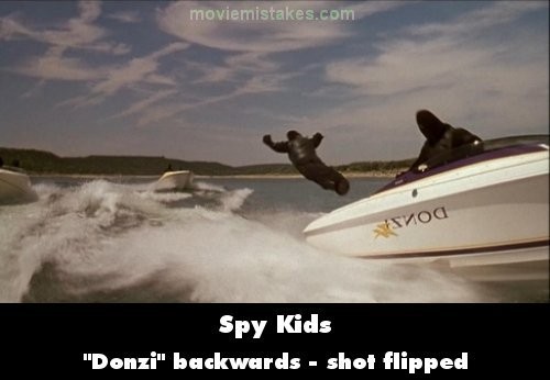 Phim Spy Kids, chữ “Donzi” trên thuyền lộn ngược
